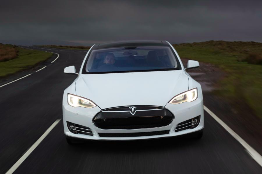  Tesla Model S P85+ 2014 года  (UK) (фото 19 из 30)